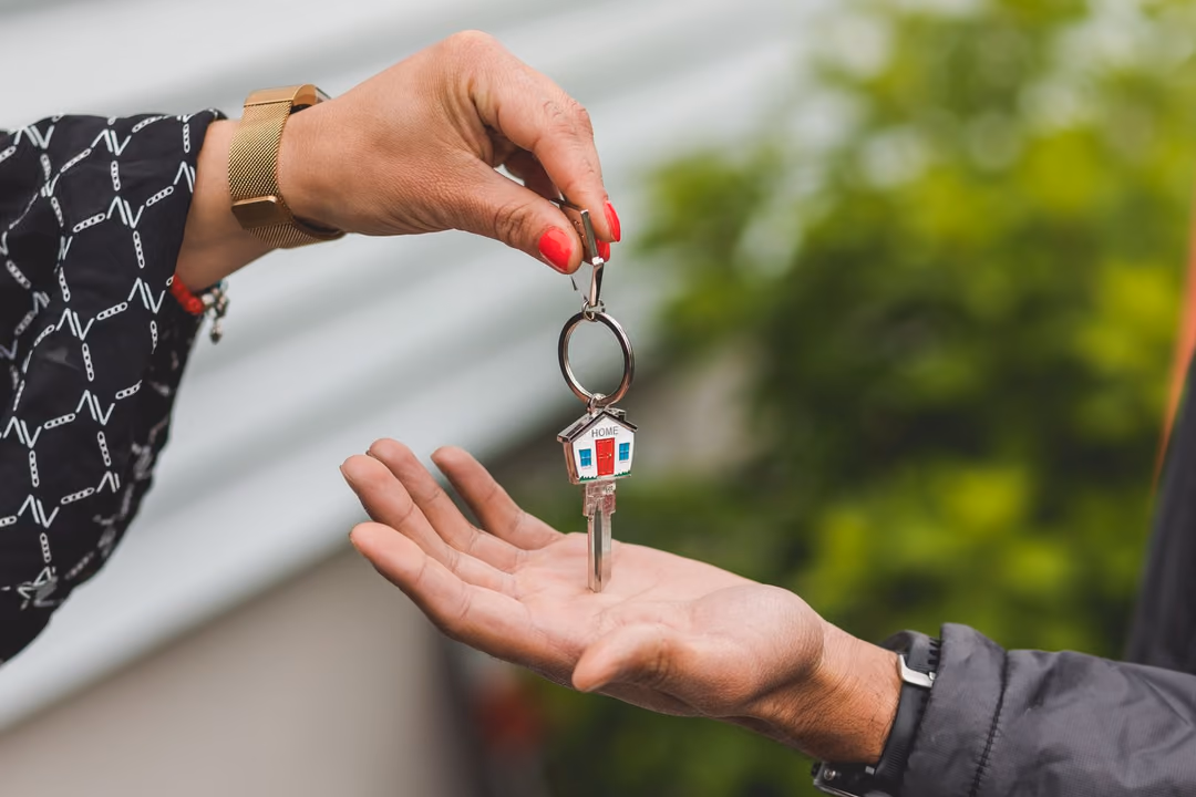 Schlüsselübergabe für das fertiggestellte Zuhause