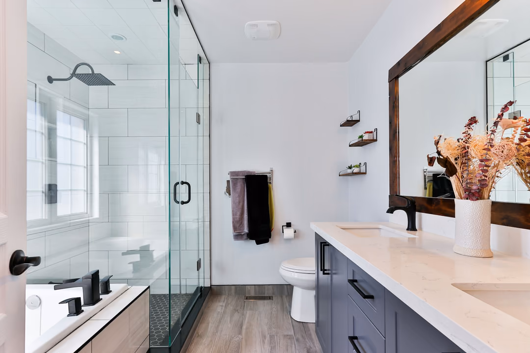 Modernes Badezimmer mit freistehender Wanne